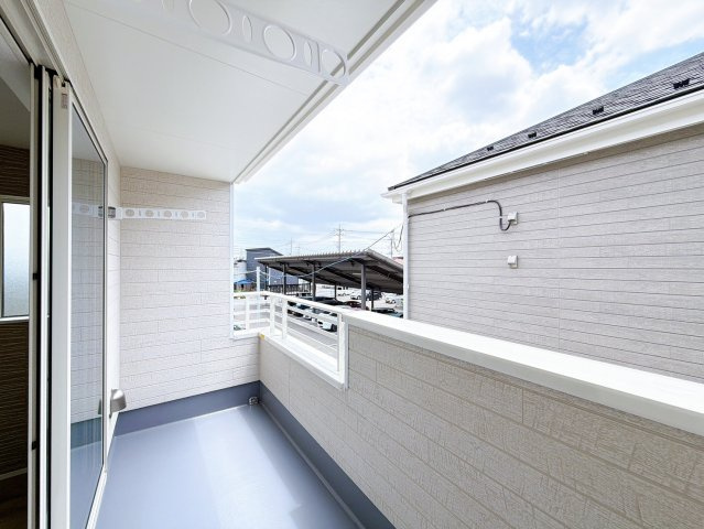 【バルコニー】 | 前橋市南町2丁目　新築住宅 | 急な雨でも安心インナーバルコニー。
洗濯物を気にせずお出かけできます。