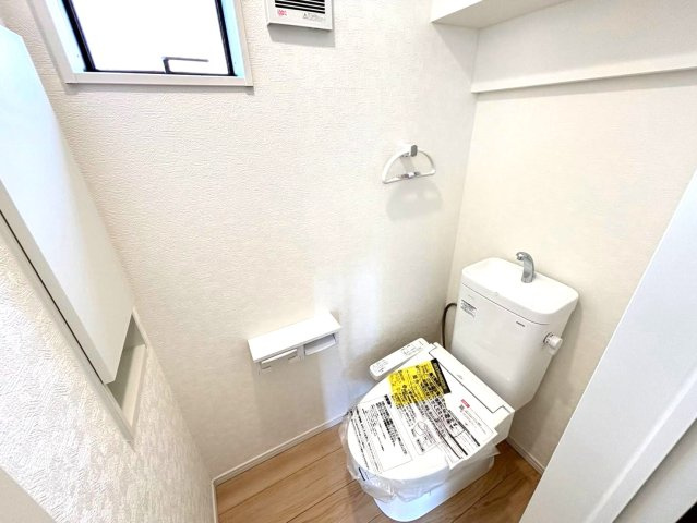 クワイエ　岐阜市今嶺第2　全2区画分譲の独立洗面台|床材に受ける様々な傷や、温度・湿度変化による、クラックの発生を大幅に抑える特殊加工を施工済みです。
水栓はリフトアップできて両手が使えます。またハンドシャワーでも使えます。