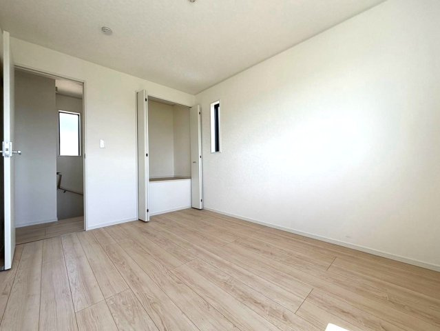 クワイエ　岐阜市今嶺第2　全2区画分譲の寝室|全居室にたっぷり収納できる大型収納を設置。窓ガラスは、断熱性能や結露防止効果の高いペアガラスを採用！
高い断熱性と共にガラス面の結露対策にも効果を発揮し湿気によるカビの発生を抑止します。