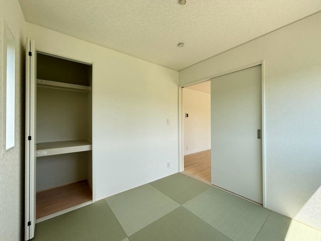 クワイエ　岐阜市今嶺第2　全2区画分譲の洋室|建具やクロスなどをトータルデザインでコーディネートしており、室内に落ち着きと安らぎを与えてくれます。
全居室収納付き！寝室やお子様のお部屋がスッキリ片付きます。