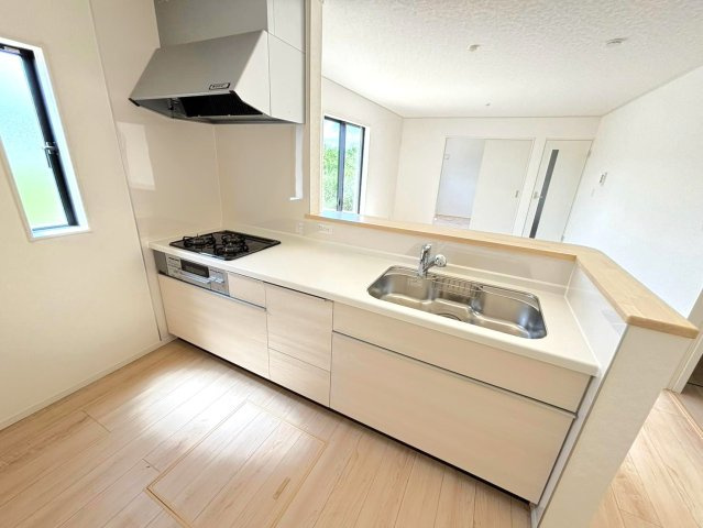 クワイエ　岐阜市今嶺第2　全2区画分譲の居間・リビング|フローリング材は木目調でナチュラルな美しさ。様々な傷やクラックの発生を大幅に抑える特殊加工済みです。
床材に受ける様々な傷や、温度・湿度変化によるクラックの発生を大幅に抑える特殊加工を施工済み。