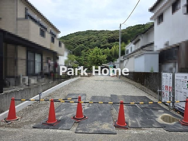 高知市介良乙 -11期2棟2- 新築戸建ての駐車場|2号棟　2026.6月：基礎工事中・進入路＆駐車スペース（2区画）