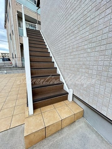 茅ヶ崎市茅ヶ崎のアパートのエントランス