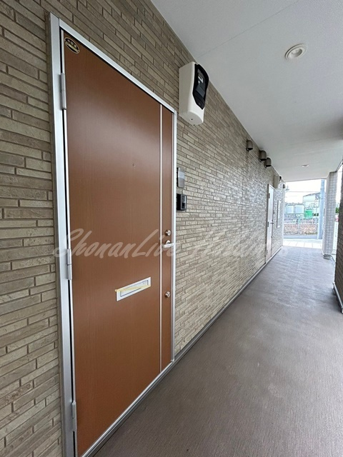 茅ヶ崎市茅ヶ崎のアパートの玄関