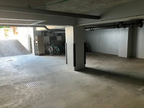 柵下マンションの駐車場