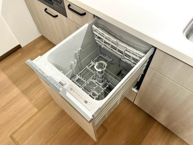【ReDream】鳴滝松本町の設備| 
【食器洗浄乾燥機】
●家事の時短ができる食洗器つき！忙しいママも大助かりですね！
●空いた時間でご家族とのくつろぎタイムを過ごせます！