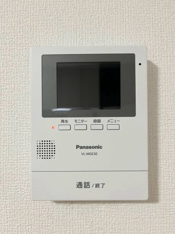 【ReDream】鳴滝松本町の防犯設備|【TV付カラーモニターホン】
●モニターで訪問者を確認できるので、知らない人やセールス・勧誘など避けられて安心です！