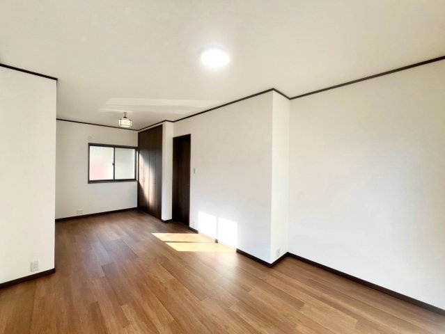 【ReDream】鳴滝松本町の洋室|【洋室】
9帖超のゆったりとした広さを確保した洋室。ベッドやデスクなども配置しやすく、幅広い使い方ができます。

現地（2026年10月）撮影