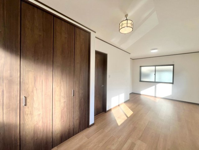 【ReDream】鳴滝松本町の洋室|【洋室】
ゆとりのある広々とした洋室。大容量のクローゼットを備え、お部屋をすっきりと使えます。

現地（2026年10月）撮影
