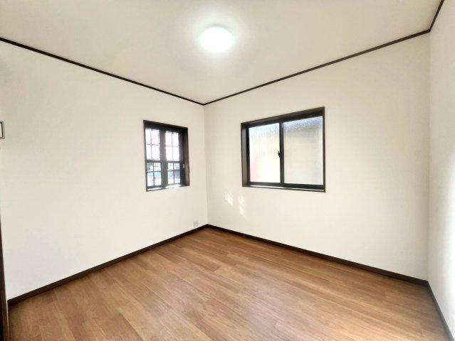 【ReDream】鳴滝松本町の洋室|【洋室】
2面採光で明るく風通しの良い洋室。シンプルな内装で、お好みの家具を合わせやすい空間です。

現地（2026年10月）撮影