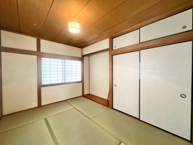 【ReDream】鳴滝松本町の和室|【和室】
木の温もりと畳の風合いが心地よい和室。障子越しにやわらかな光が差し込む落ち着いた空間です。

現地（2026年10月）撮影