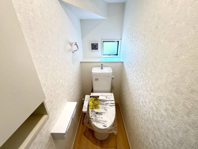 クワイエ　岐阜市今嶺第2　全2区画分譲の独立洗面台|床材に受ける様々な傷や、温度・湿度変化による、クラックの発生を大幅に抑える特殊加工を施工済みです。
水栓はリフトアップできて両手が使えます。またハンドシャワーでも使えます。