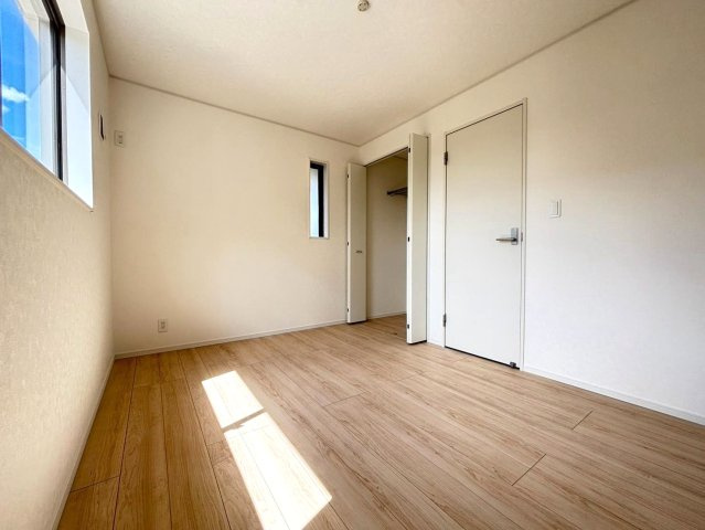 クワイエ　岐阜市今嶺第2　全2区画分譲の寝室|全居室にたっぷり収納できる大型収納を設置。窓ガラスは、断熱性能や結露防止効果の高いペアガラスを採用！
高い断熱性と共にガラス面の結露対策にも効果を発揮し湿気によるカビの発生を抑止します。