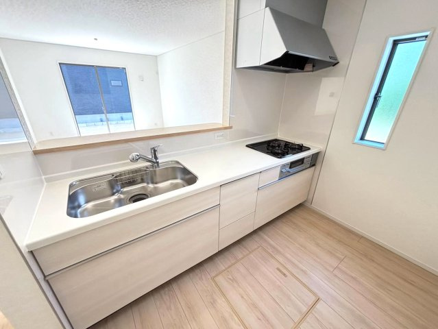 クワイエ　岐阜市今嶺第2　全2区画分譲の居間・リビング|フローリング材は木目調でナチュラルな美しさ。様々な傷やクラックの発生を大幅に抑える特殊加工済みです。
床材に受ける様々な傷や、温度・湿度変化によるクラックの発生を大幅に抑える特殊加工を施工済み。