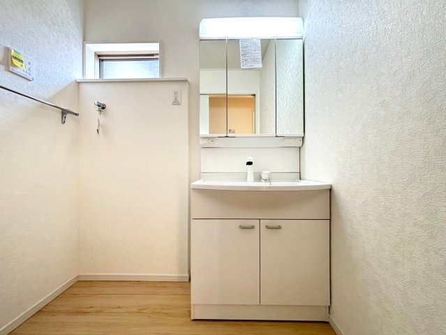 クワイエ　岐阜市今嶺第2　全2区画分譲の浴室|保温浴槽使用で４時間たっても浴槽の湯温低下はわずか約2.5度の省エネ仕様です。【暖房換気乾燥機】付き！
サイドブロー機能を備えた省エネ衣類乾燥機です。窓付きの明るく清潔な空間でゆったりバスタイムを！