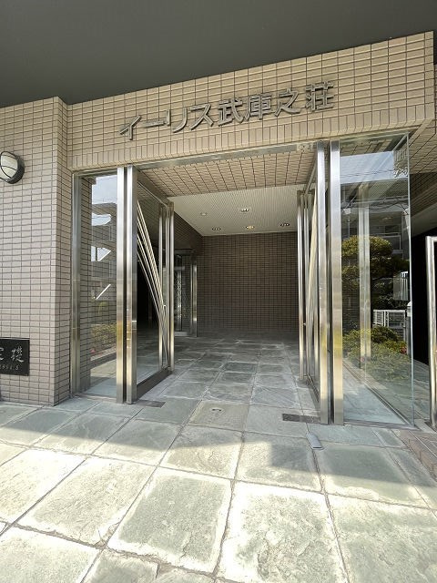 イーリス武庫之荘のエントランス|ゆとりのあるエントランスです