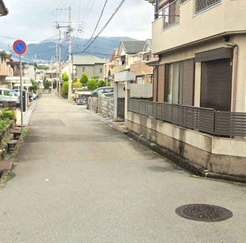 光明町の前面道路含む現地写真|前面道路は歩道も整備され、小さなお子様にも安心
