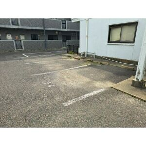 メゾン高比良の駐車場