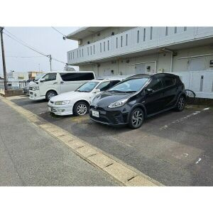 メゾン高比良の駐車場