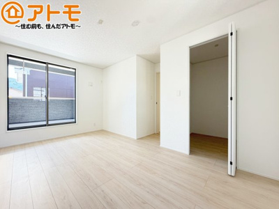 【寝室】 | 葵区羽鳥第13　新築戸建　全1棟 | バルコニーに面したお部屋なので、布団などの大きなものも楽々干せます♪