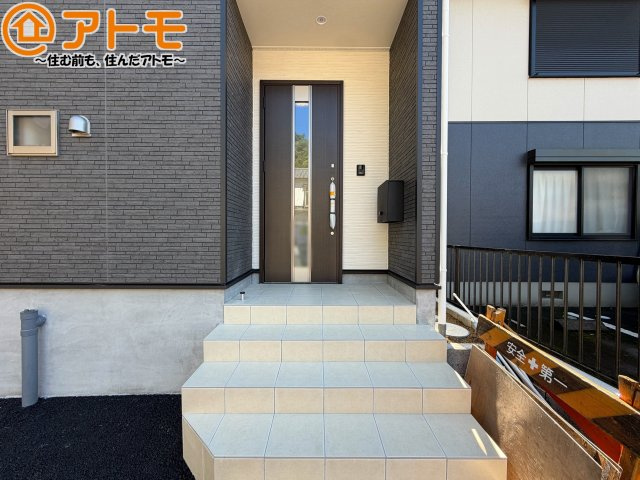 【玄関】 | 葵区羽鳥第13　新築戸建　全1棟 | 落ち着いた色合いの玄関はダブルロックで防犯性に優れた仕様になっています♪