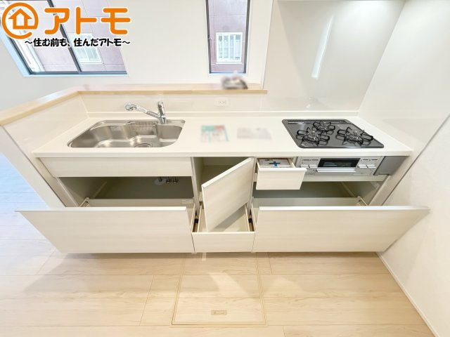 【キッチン】 | 葵区羽鳥第13　新築戸建　全1棟 | 大きなシンクはフライパン等も洗いやすく、蛇口は用途に合わせてシャワーとストレートの切替えが可能です♪