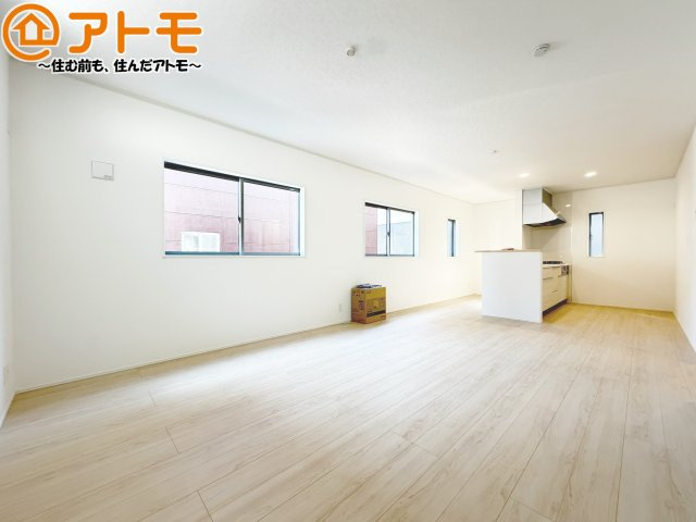 【居間・リビング】 | 葵区羽鳥第13　新築戸建　全1棟 | 日当たりのよいリビングは、一年を通してぽかぽかとしています。家族が自然と集まる空間になりそうですね♪