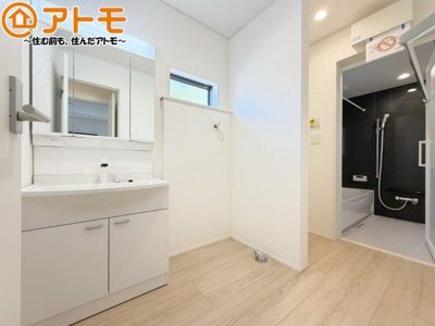 【独立洗面台】 | 葵区羽鳥第13　新築戸建　全1棟 | シャワータイプの洗面台は、洗濯物の土汚れなどの予洗いもしやすいため、お子様のいるご家庭でも大活躍！