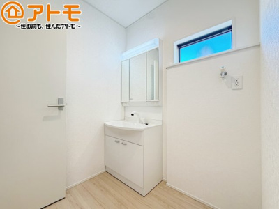 【独立洗面台】 | 葵区羽鳥第13　新築戸建　全1棟 | 三面鏡の中は収納になっているため、スッキリとした洗面台を保つことができます♪