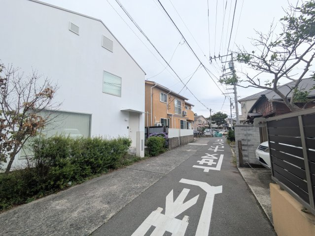 海まで徒歩8分！ マリンライフ　1LDKの前面道路含む現地写真|前面道路
