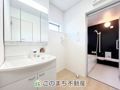 【洗面所】 | 常総市水海道諏訪町第3　2号棟 | 同社施工物件写真。※建具やフローリング、その他仕様が異なる場合がございます。