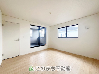 【洋室】 | 常総市水海道諏訪町第3　2号棟 | 同社施工物件写真。※建具やフローリング、その他仕様が異なる場合がございます。