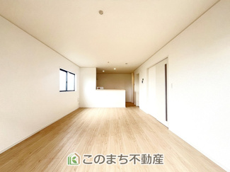 【居間・リビング】 | 常総市水海道諏訪町第3　2号棟 | 同社施工物件写真。※建具やフローリング、その他仕様が異なる場合がございます。