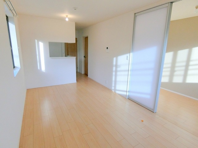 Maison　Lumiereの居間・リビング|★角部屋２面採光の明るいお部屋★