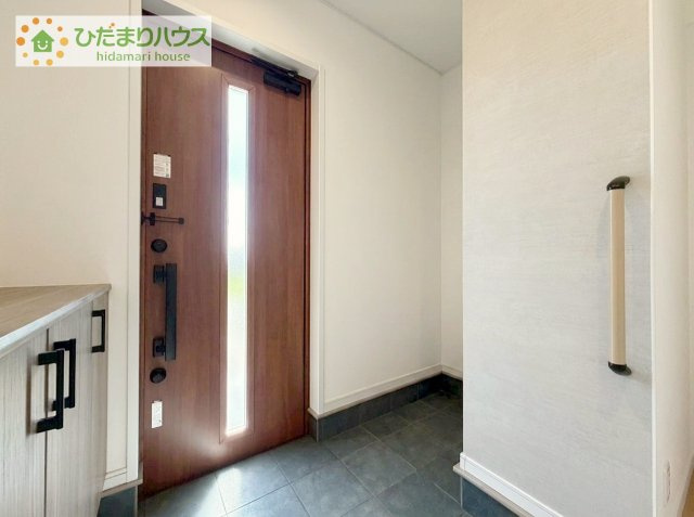 【玄関】 | 阿見町よしわら2丁目　中古戸建 | シューズインクロークも完備、手摺りもありバリアフリーにもなります。（イメージ画含）