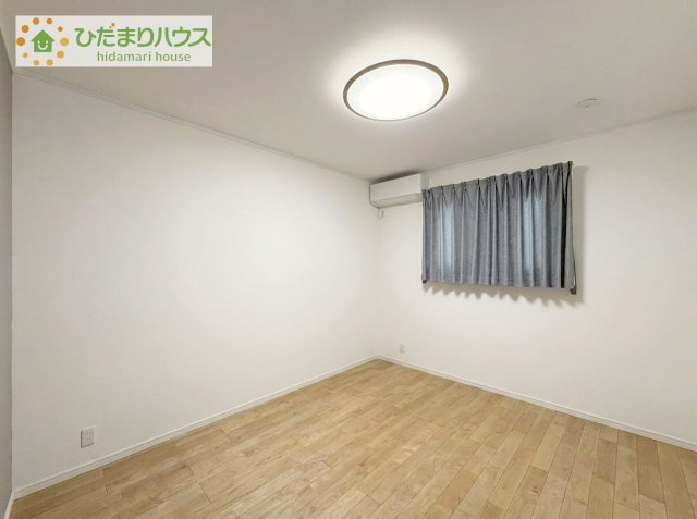 【寝室】 | 阿見町よしわら2丁目　中古戸建 | 納戸利用または書斎スペースを抜ければ寝室となります。