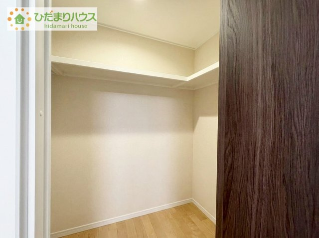 【収納】 | 阿見町よしわら2丁目　中古戸建 | 広々したウォークインクローゼットは開放的にご利用できます。