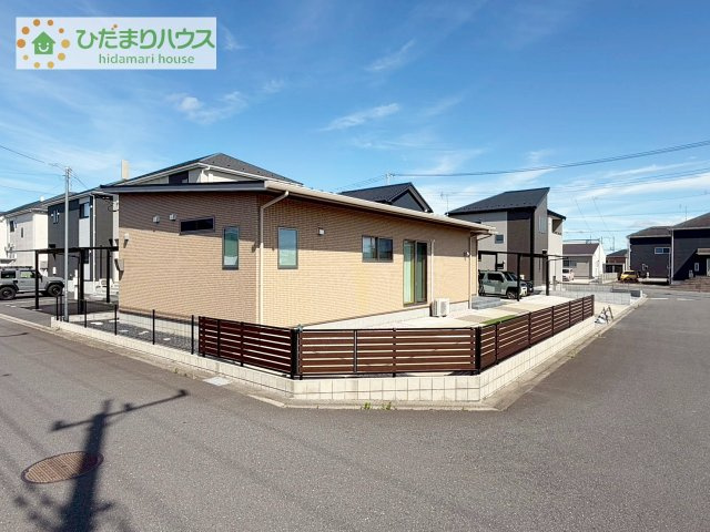 【外観】 | 阿見町よしわら2丁目　中古戸建 | 角地で開放的な99坪の土地です。