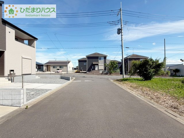 【前面道路含む現地写真】 | 阿見町よしわら2丁目　中古戸建 | 前面道路6ｍ公道