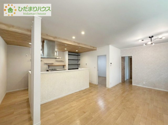 【居間・リビング】 | 阿見町よしわら2丁目　中古戸建 | 広いリビングはアイランド使用でゆったりと開放的に使えます。（イメージ画含）