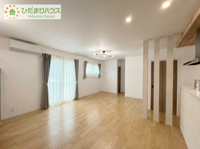 【居間・リビング】 | 阿見町よしわら2丁目　中古戸建 | 複層ガラスとインプラスの２重サッシで静音性が高く、外の雑音が入りません。（イメージ画含）