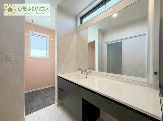 【独立洗面台】 | 阿見町よしわら2丁目　中古戸建 | ホテルライクなワイド洗面台スペース。椅子を置いて座りながらの利用も可能となっています。（イメージ画含）