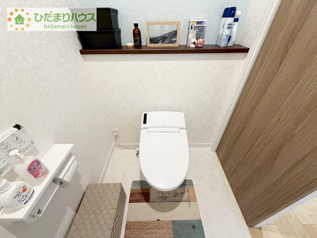 【トイレ】 | 阿見町よしわら2丁目　中古戸建 | トイレ内のスペースも広く開放的となります。