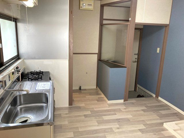 アイレス鈴蘭台の居間・リビング|綺麗に改装された室内