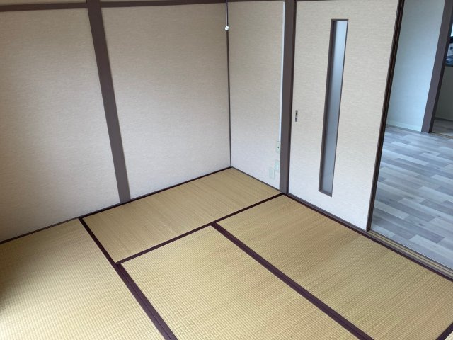 アイレス鈴蘭台の和室|バルコニーに面した明るい和室