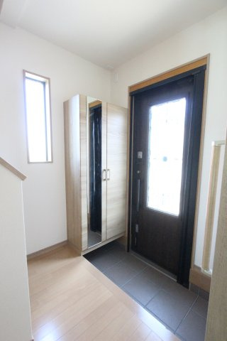 平中町２９６ＫＯＤＡＴＥＸⅤ－Ａの玄関