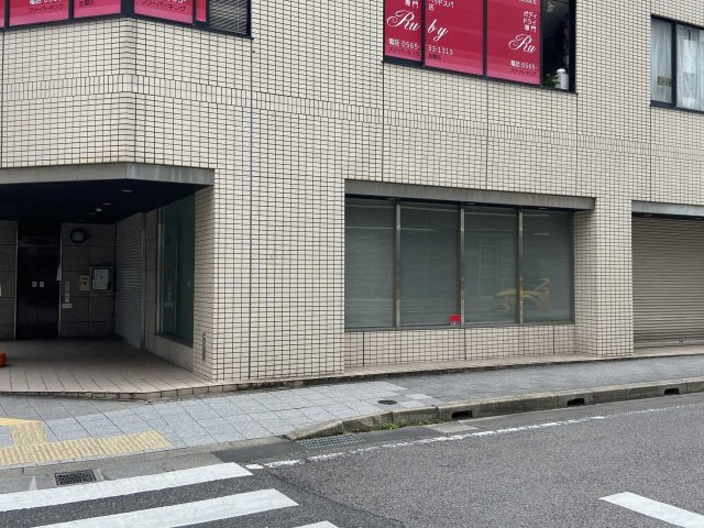 マルタビルの駐車場