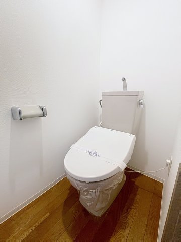 大阪昆布ビルのトイレ|温水洗浄便座付きトイレです