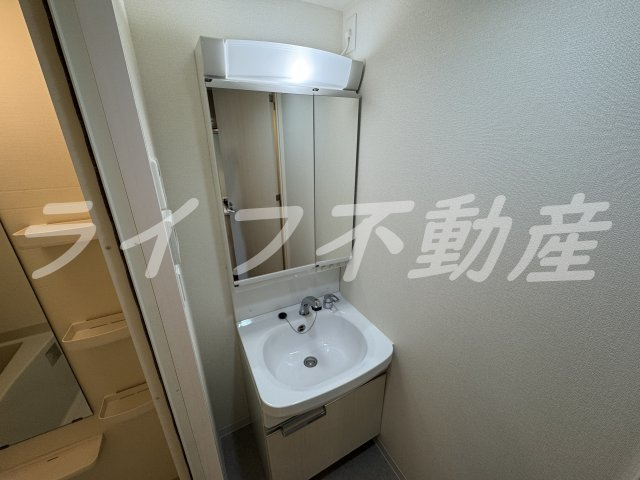 プレサンス玉造駅前 の独立洗面台|独立洗面台、小物を置くことができて便利です