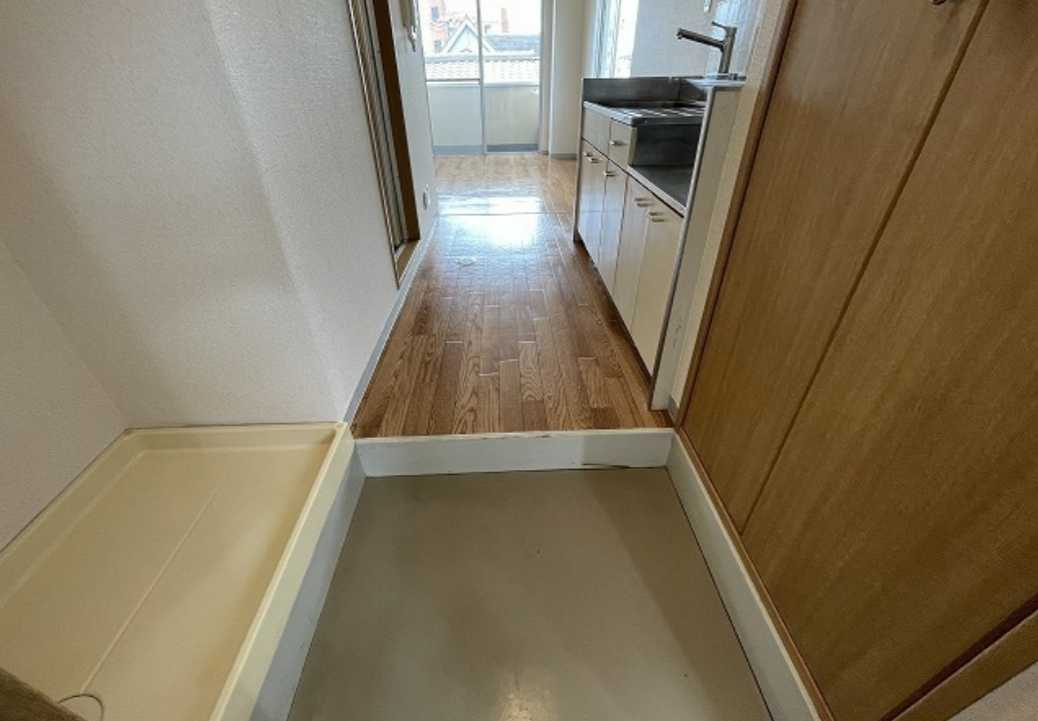 サンライズ浅見　南西角部屋　礼金0　室内洗濯機置場の玄関